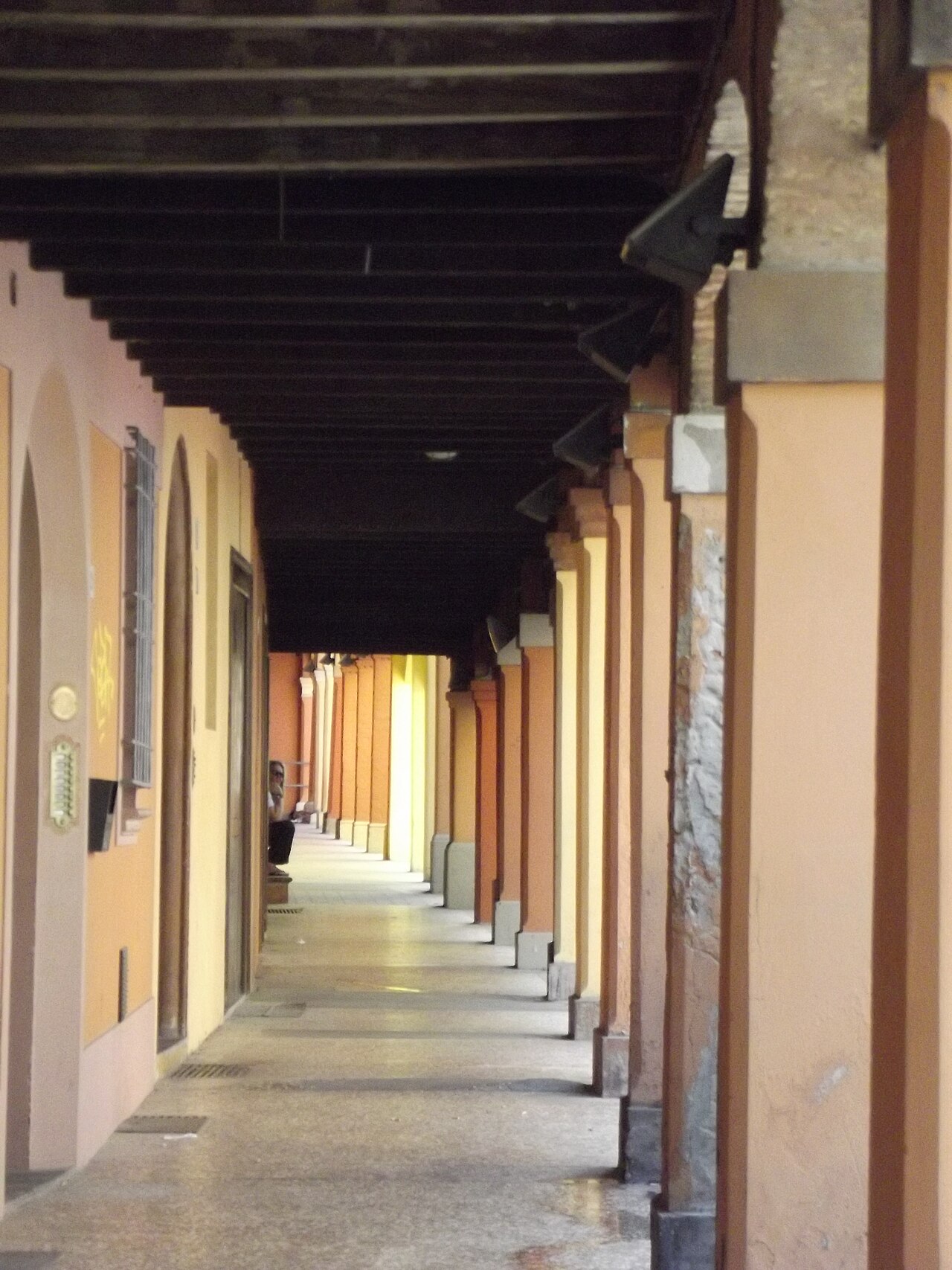 Un portico di Bologna con le colonne color ocra